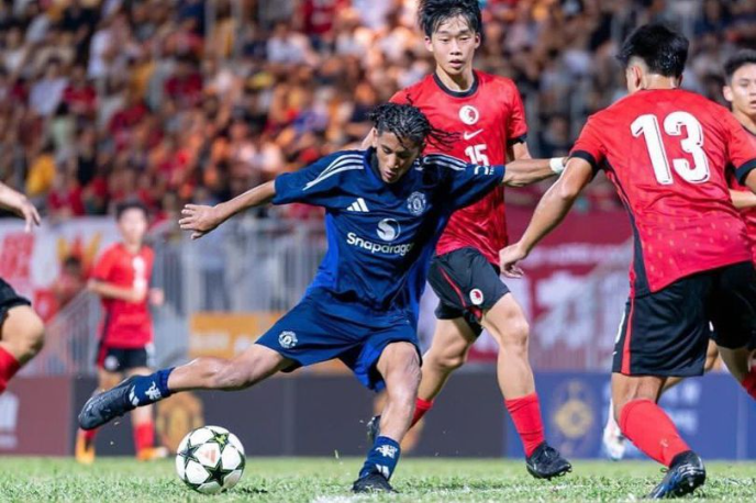 ONG39 Berita Sepak Bola Terbaru & Hasil Pertandingan. Wonderkid 15 Tahun Bikin Heboh di Latihan Tim Utama MU