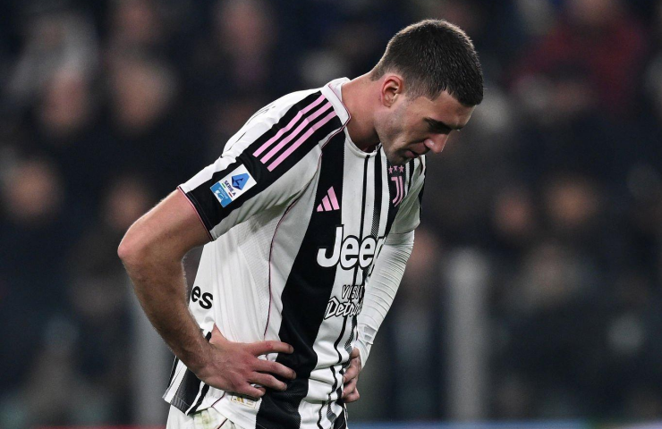 Cedera Vlahovic Juventus membuat Bianconeri terpukul, dengan sang striker diprediksi absen panjang dan memengaruhi strategi tim musim ini.