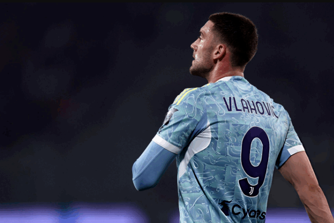 Cedera Vlahovic Juventus membuat Bianconeri terpukul, dengan sang striker diprediksi absen panjang dan memengaruhi strategi tim musim ini.